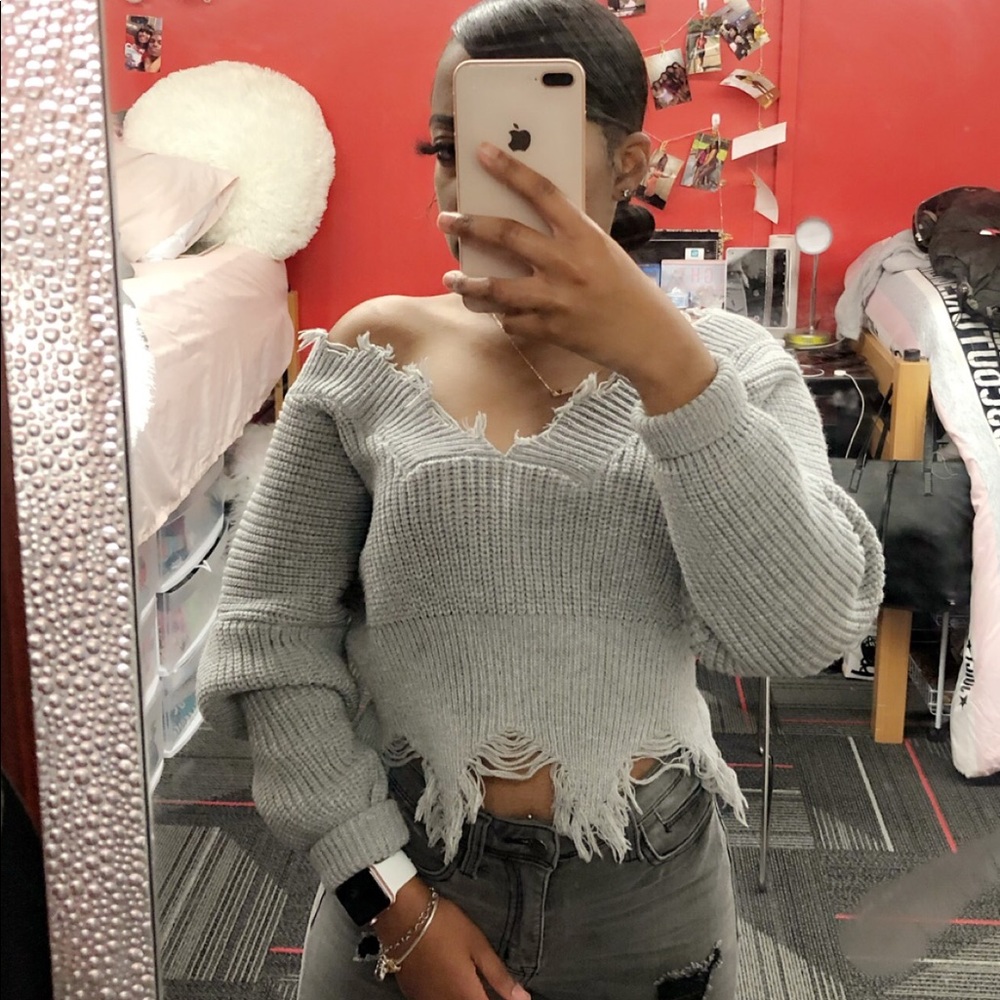 Distressed V-neck knitted sweater (Grey)